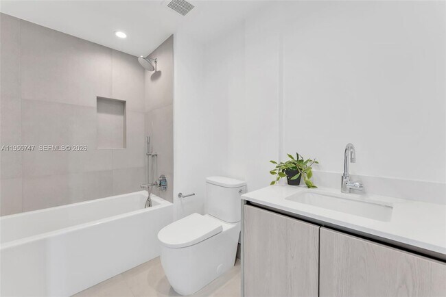 Building Photo - 9221 E Bay Harbor Dr