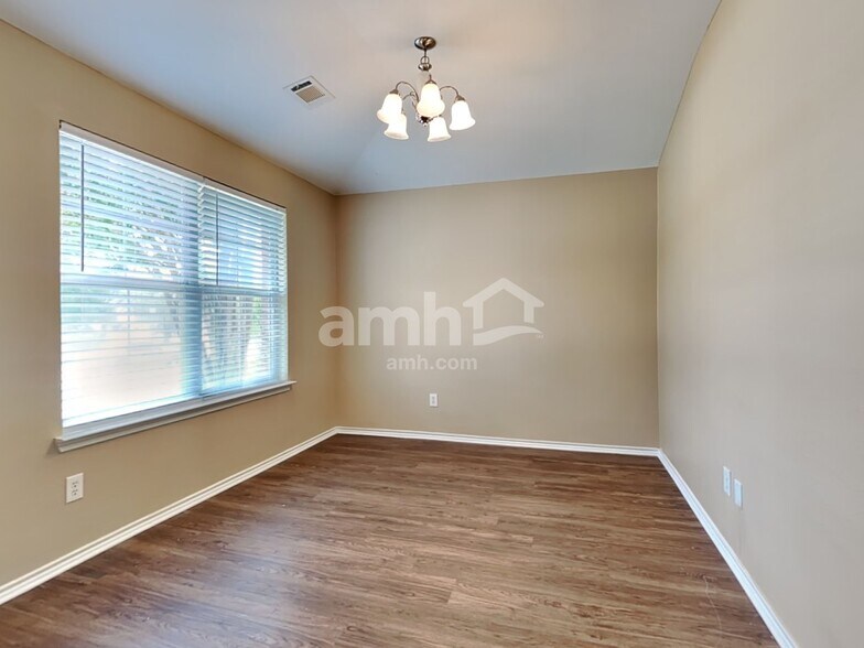 Building Photo - 1102 Longhorn Ln