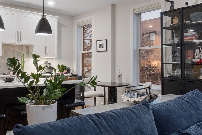 Building Photo - 202 Maverick St