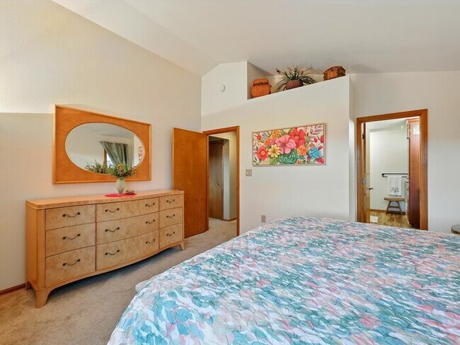 Building Photo - 440 Torrey Pines Way