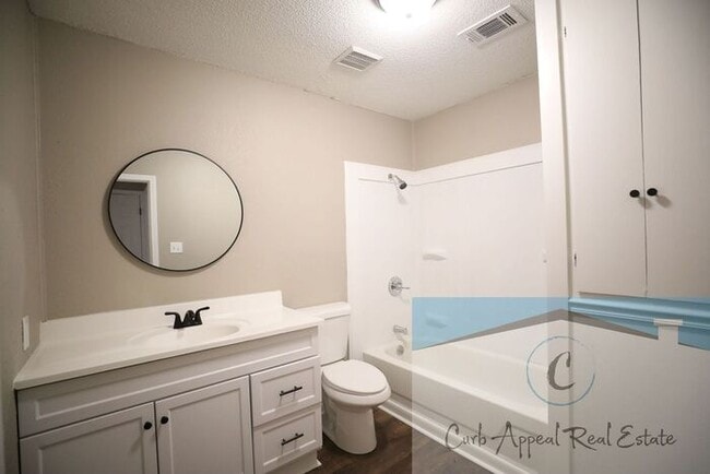 Building Photo - Recently renovated 1 bed, 1 bath apt - washer, dryer and utilities included!!