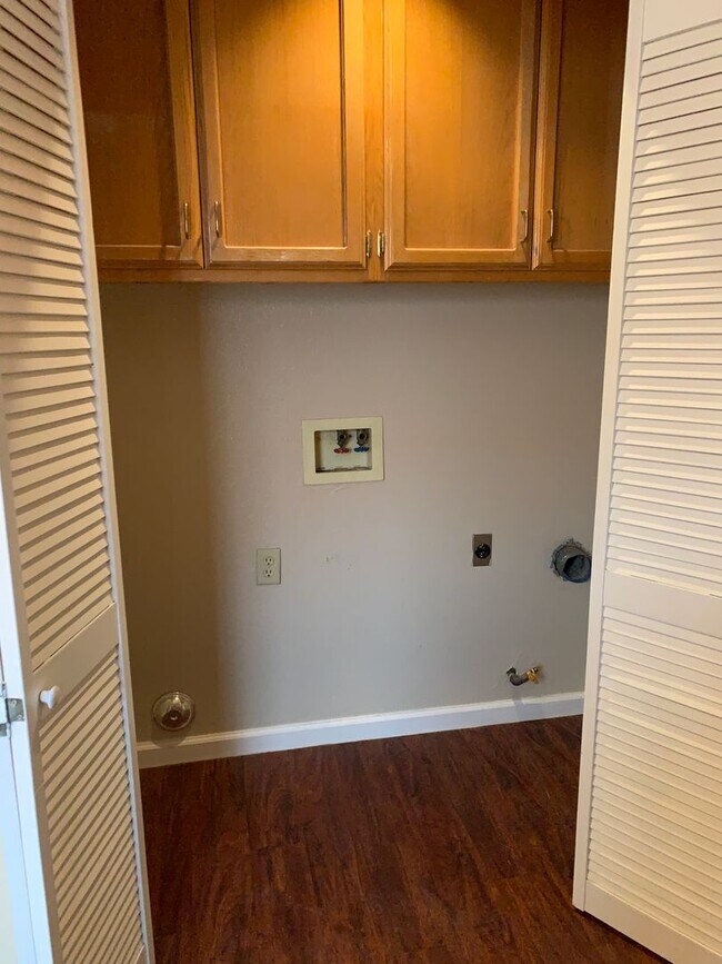 Building Photo - 8409 Tamworth St - SW - Beautiful 3 + Offi...