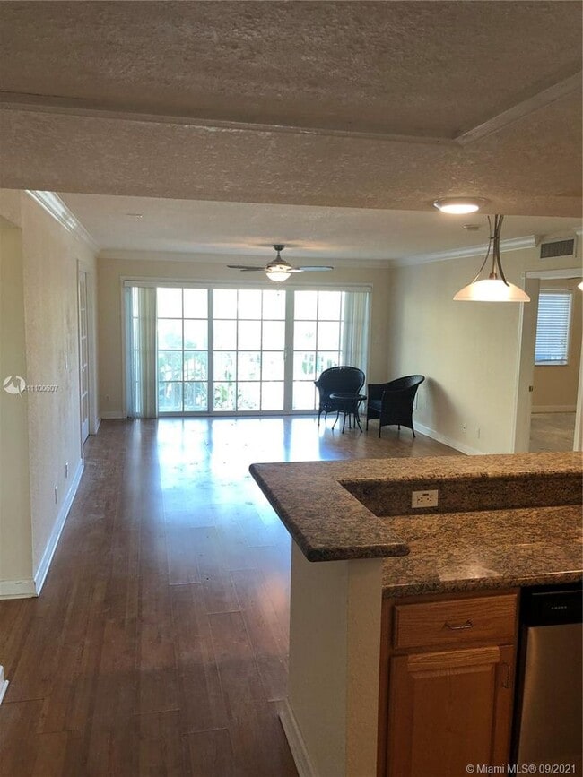 Building Photo - Three Bedroom unit in Victoria Park - Pine...
