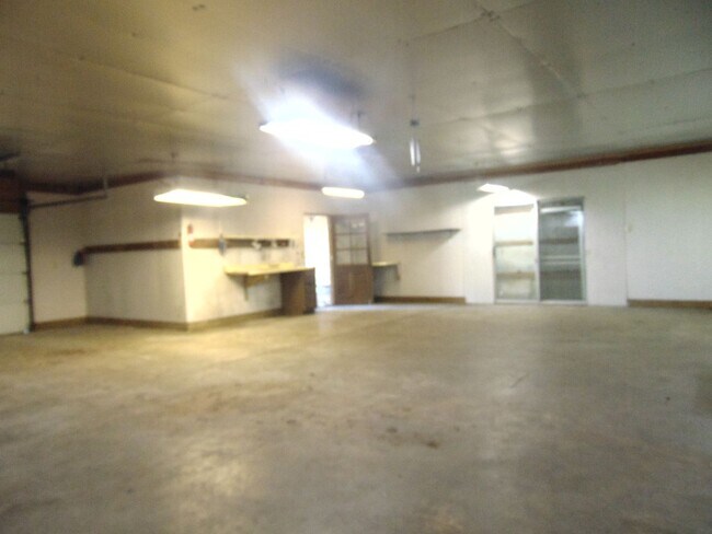 Building Photo - Fayette Family Farm House!