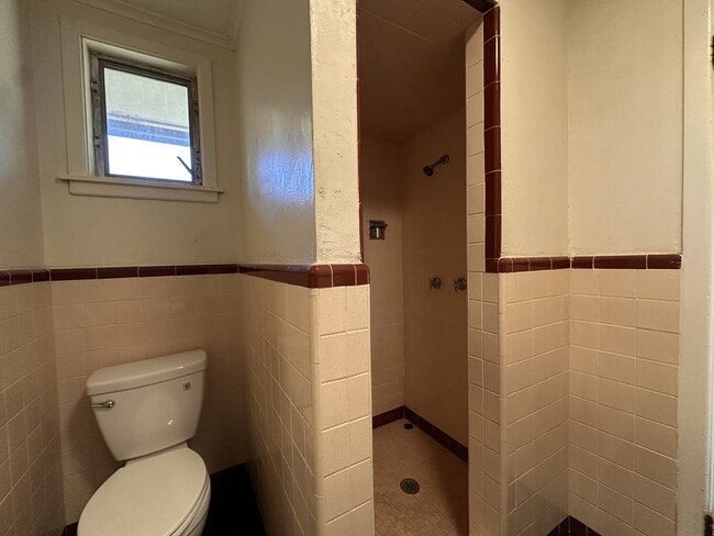 Building Photo - 2704 Charlotte St