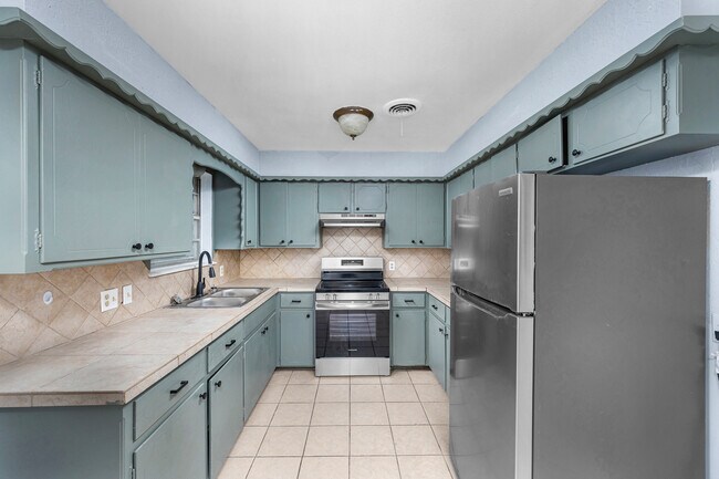 Building Photo - 4659 NW Ozmun Ave