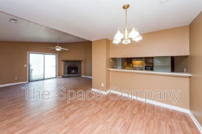 Building Photo - 404 Erskine St