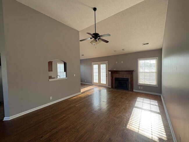 Building Photo - Welcome to Chinook Haven – Your Spacious Retreat Near Fort Campbell!