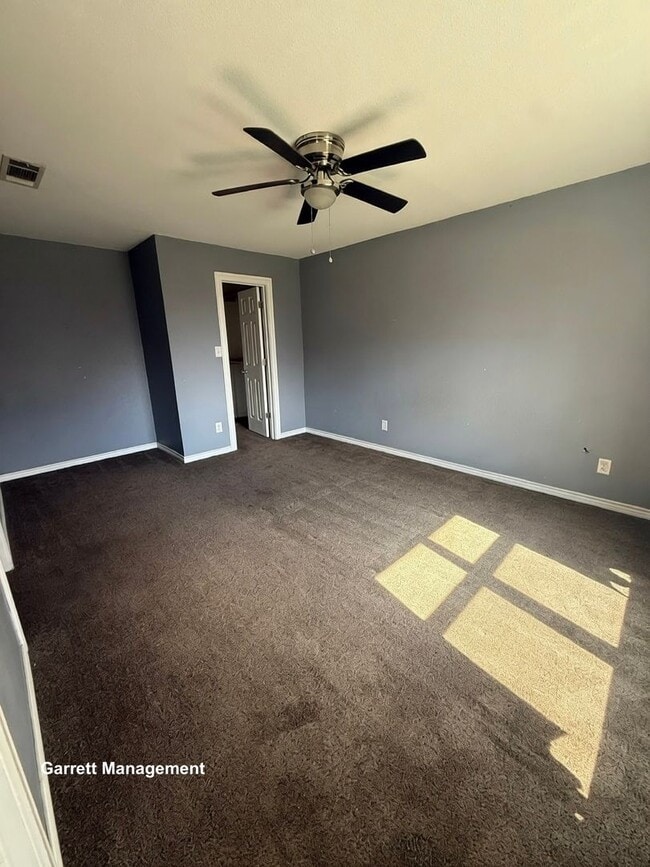 Building Photo - Spacious 5 Bedroom, 3 bath