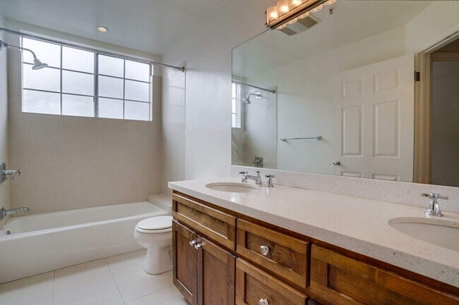 Building Photo - 852 N Poinsettia Pl