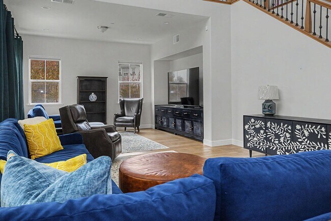 Building Photo - 589 Bluffs Dr