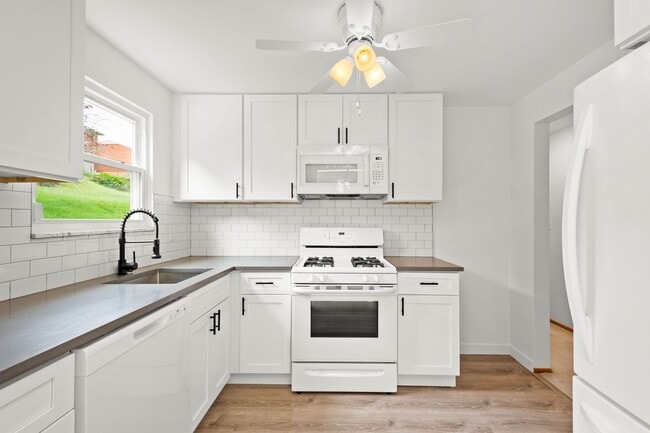 Building Photo - AVAILABLE OCT 1ST!! GORGEOUS 2 BEDROOM IN ...