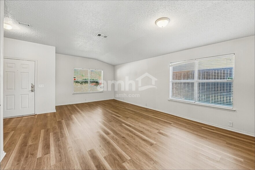 Building Photo - 1017 Greenbend Dr