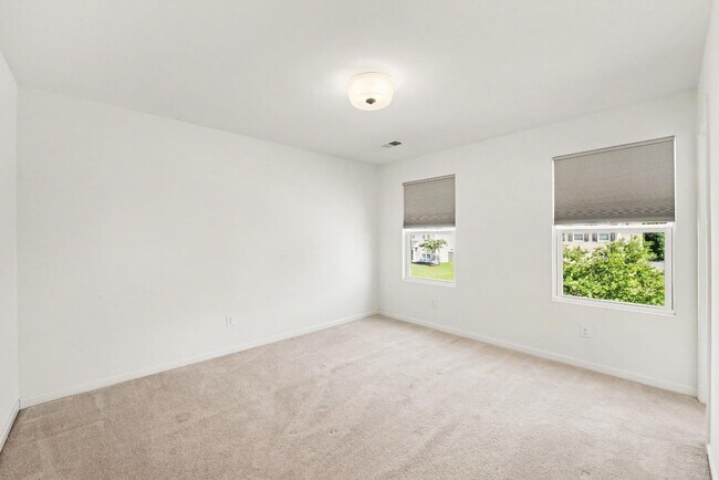Building Photo - 121 Rockingham Way