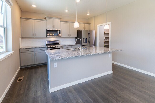 Building Photo - Stunning 4BR House in Berthoud