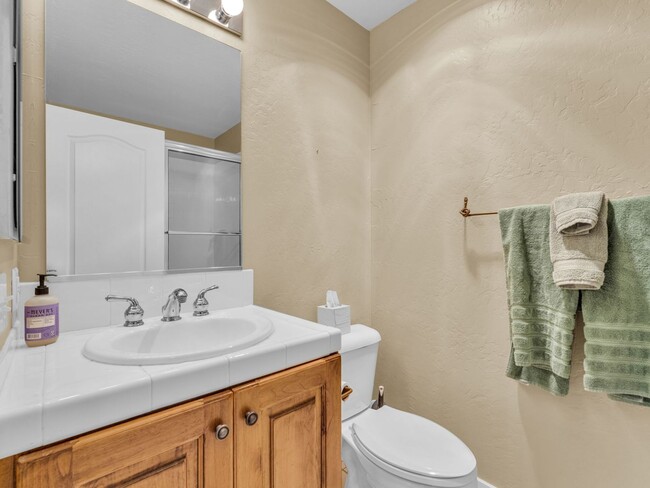 Building Photo - End-Unit Townhome in Cove Canyon