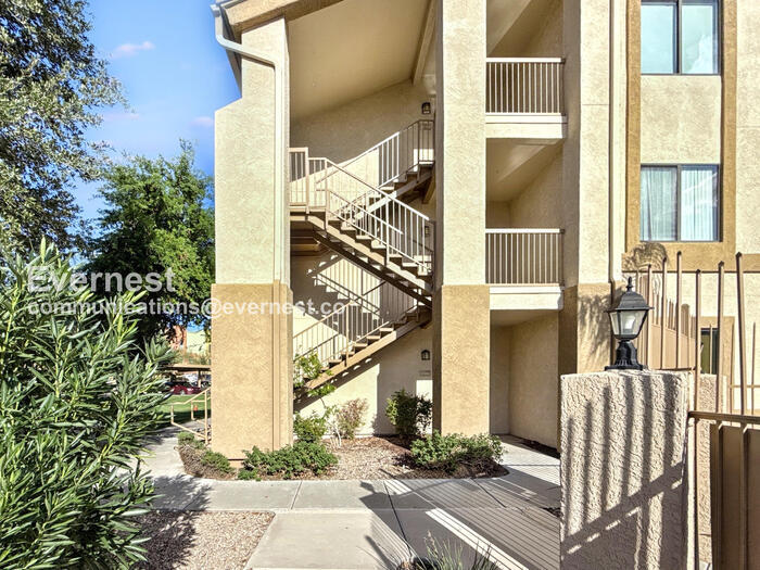 Primary Photo - 2550 E River Rd