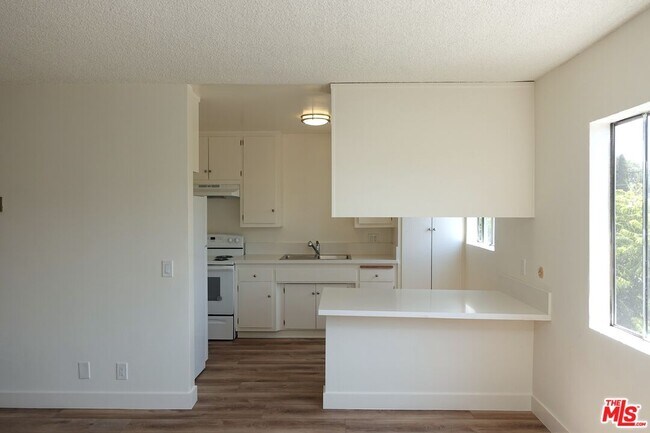 Building Photo - 1301 N Mansfield Ave