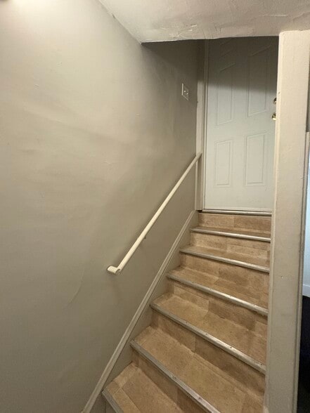 Building Photo - 10012 Robinson Ave