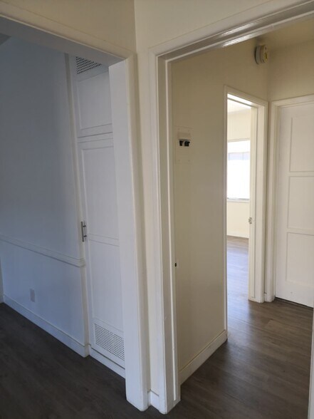 Building Photo - 4767 San Vicente Blvd