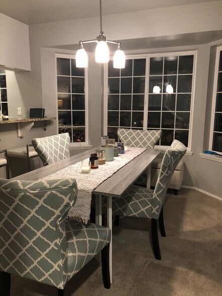 dining room with bay windows. - 9915 NE 124th St