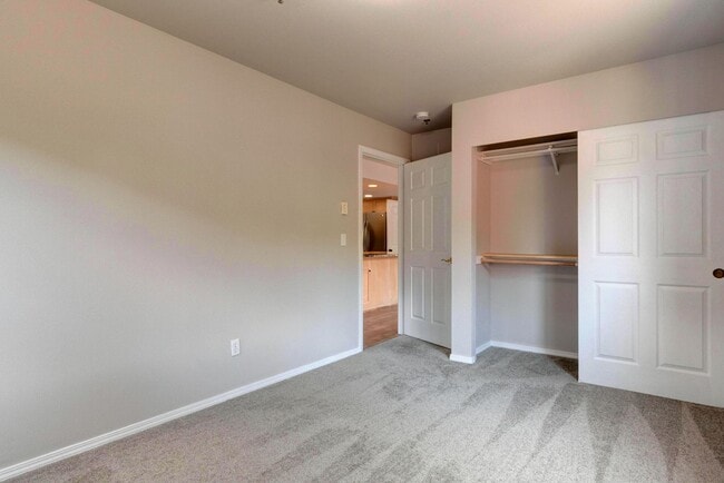 Building Photo - 2 Bed + Den/Office 2 Bath Ground level Condo