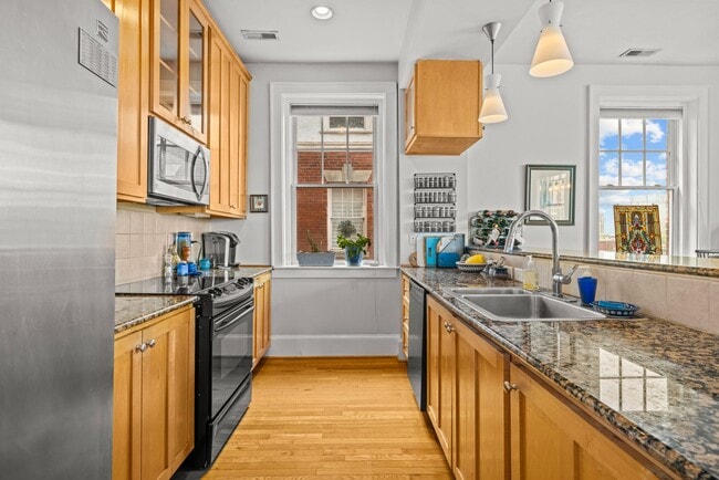 Building Photo - Amazing Garden-Style Condo Available NOW! ...