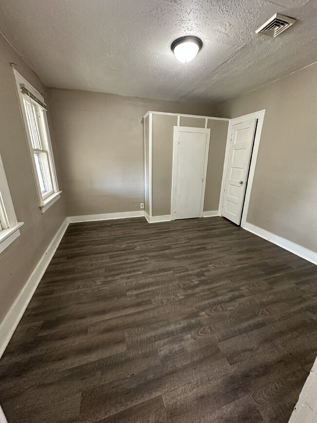 Building Photo - 809 Milton Ave