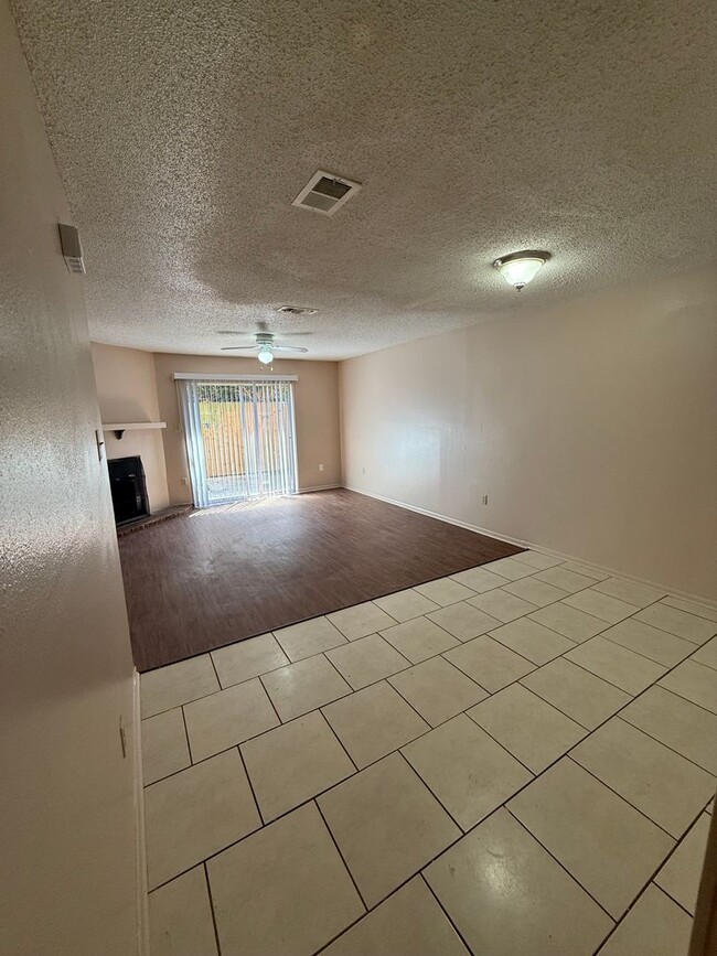 Building Photo - 2 bedroom 2 bath town home in a gated comm...