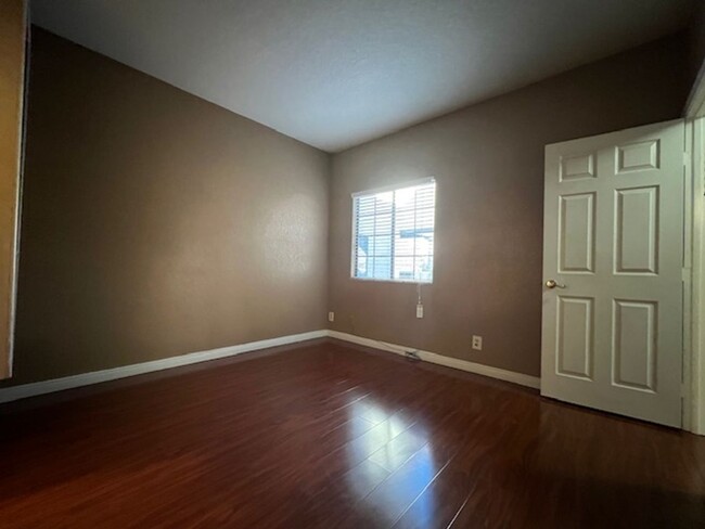 Building Photo - beautiful 2 bedroom condo