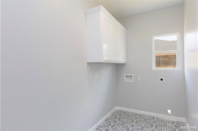 Building Photo - 904 W 27th St