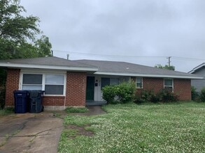 Building Photo - 717 NE 37th St