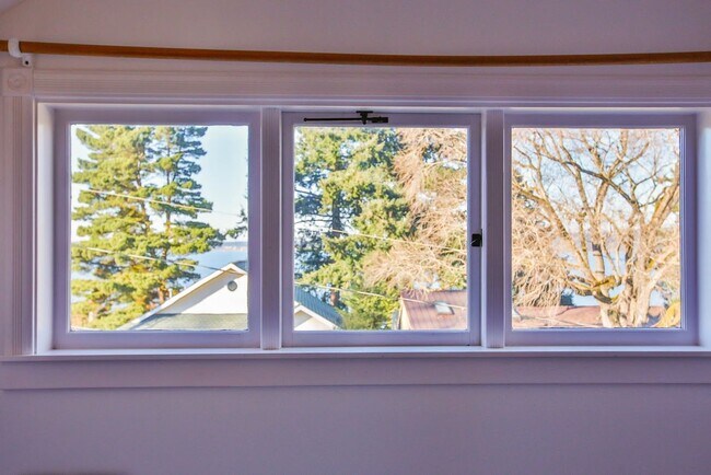 Building Photo - Gorgeous Vintage Home in Downtown Langley with Detached Guest Studio!!