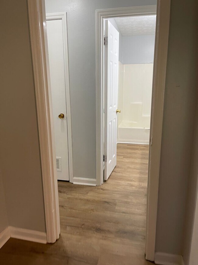 Building Photo - 2 Bedroom/ 1.5 Bathroom Duplex on Old Epps Bridge Rd!  Available early June!