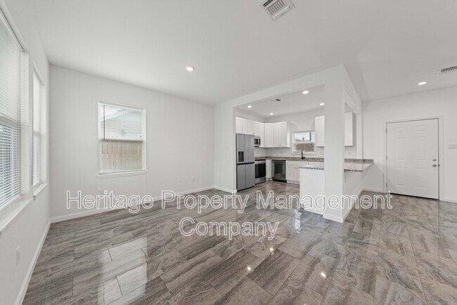 Building Photo - 323 Gabriel