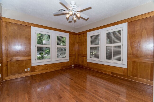 Building Photo - Alamo Heights Cottage