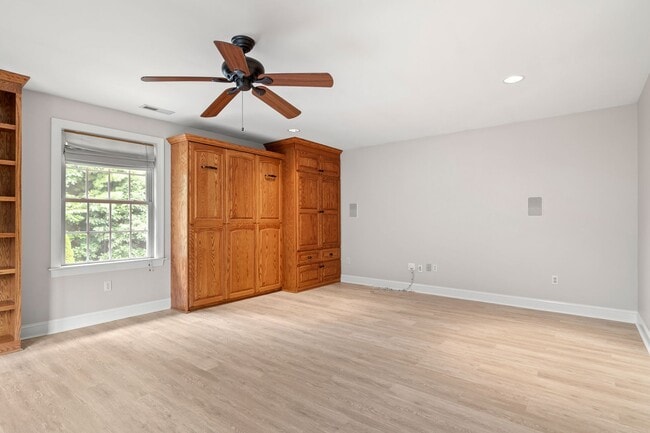 Building Photo - Spacious, Beautiful East Asheville Home
