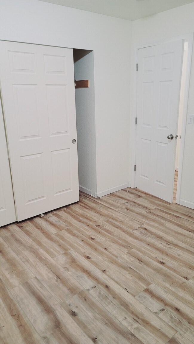 Master bedroom - 16245 NE 12th Ct