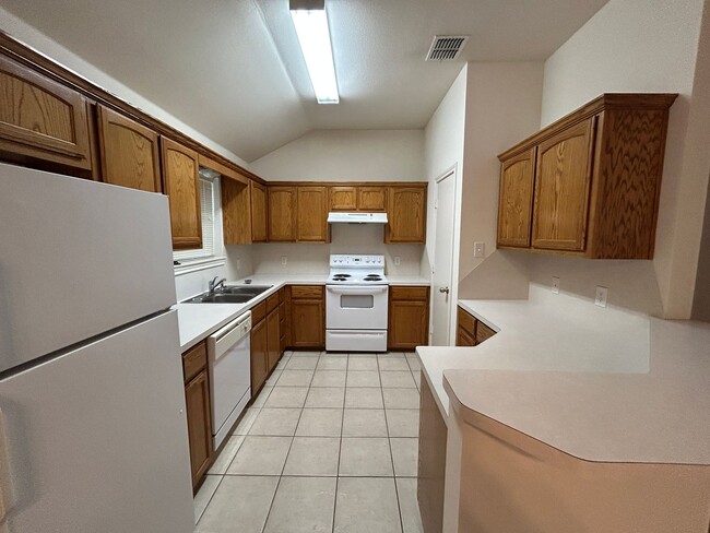 Building Photo - 3BR / 2BA Duplex in Hewitt, Texas | Midway...