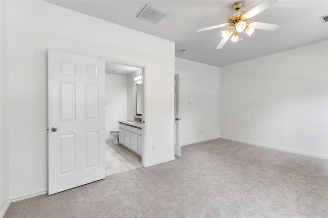 Building Photo - 122 S Walden Elms Cir