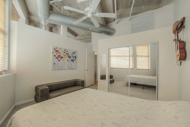 Building Photo - One Bedroom Unit in Wonderful Western Auto Lofts