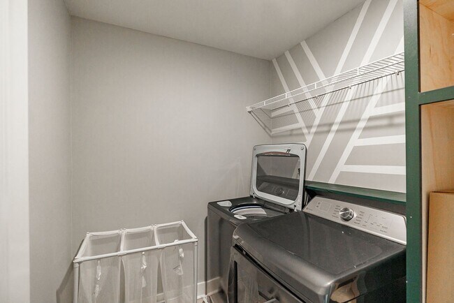 Building Photo - Townhome Available Now in the Towns of Aub...