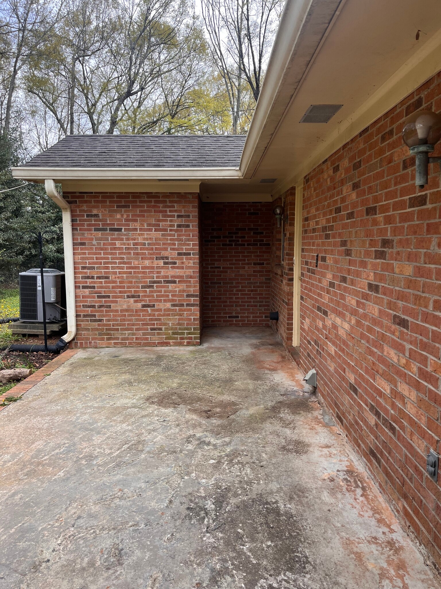 Building Photo - 2040 Pineview Dr