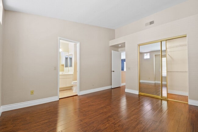 Building Photo - Modern 2BD 2.5BA Townhome with Vaulted Ceilings, Private Pergola Patio, and One-Car attached Garage