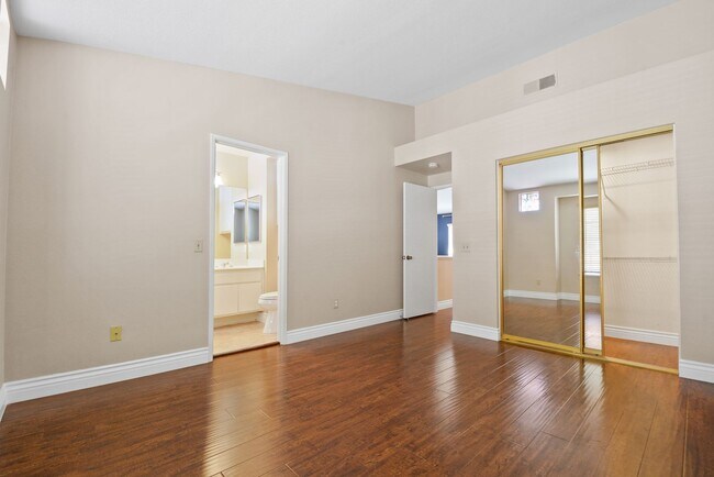 Building Photo - Modern 3BD 2.5BA Townhome with Vaulted Ceilings, Private Pergola Patio, and One-Car attached Garage