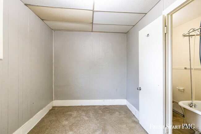 Building Photo - Comfortable Ground-Floor Living with Moder...