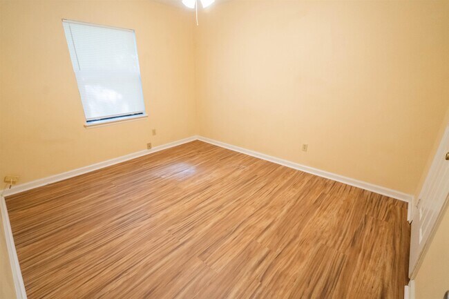 Building Photo - 1500 Twin Lakes Cir