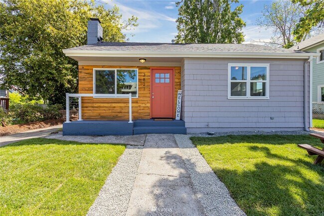 Primary Photo - Great Location! 2bd, 1bath House in Tacoma!