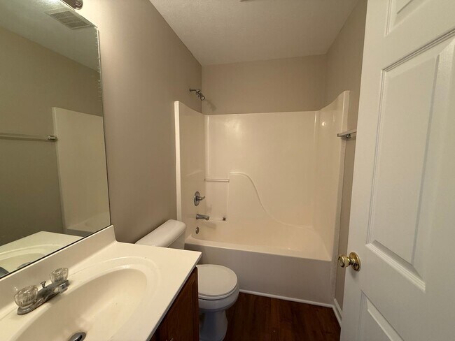 Building Photo - Beautiful 3 Bedroom 2 bath home