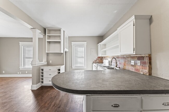 Building Photo - Charming 2 Bed, 1 Bath Lenexa Home with Modern Amenities!
